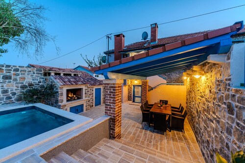 Holiday house Zara with jacuzzi and close to the sea