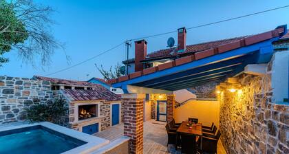 Holiday house Zara with jacuzzi and close to the sea