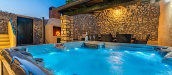 Holiday house Zara with jacuzzi and close to the sea