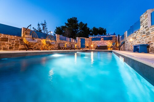 Holiday house Zara with jacuzzi and close to the sea