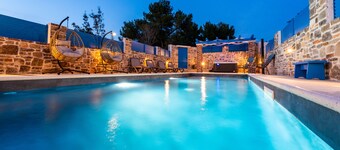 Holiday house Zara with jacuzzi and close to the sea
