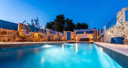 Holiday house Zara with jacuzzi and close to the sea