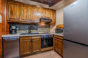Fridge, oven, stovetop, coffee/tea maker