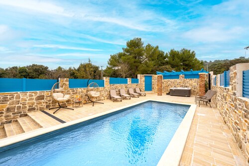 Holiday house Zara with jacuzzi and close to the sea