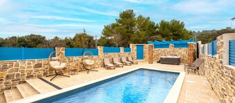 Holiday house Zara with jacuzzi and close to the sea