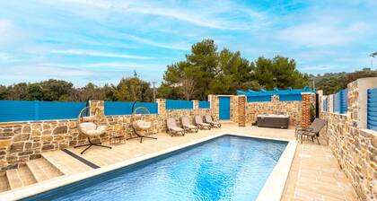 Holiday house Zara with jacuzzi and close to the sea