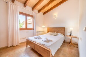 3 bedrooms, iron/ironing board, free WiFi, bed sheets