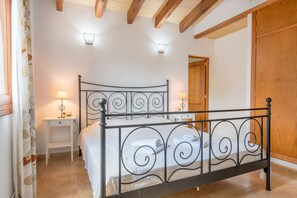 3 bedrooms, iron/ironing board, free WiFi, bed sheets
