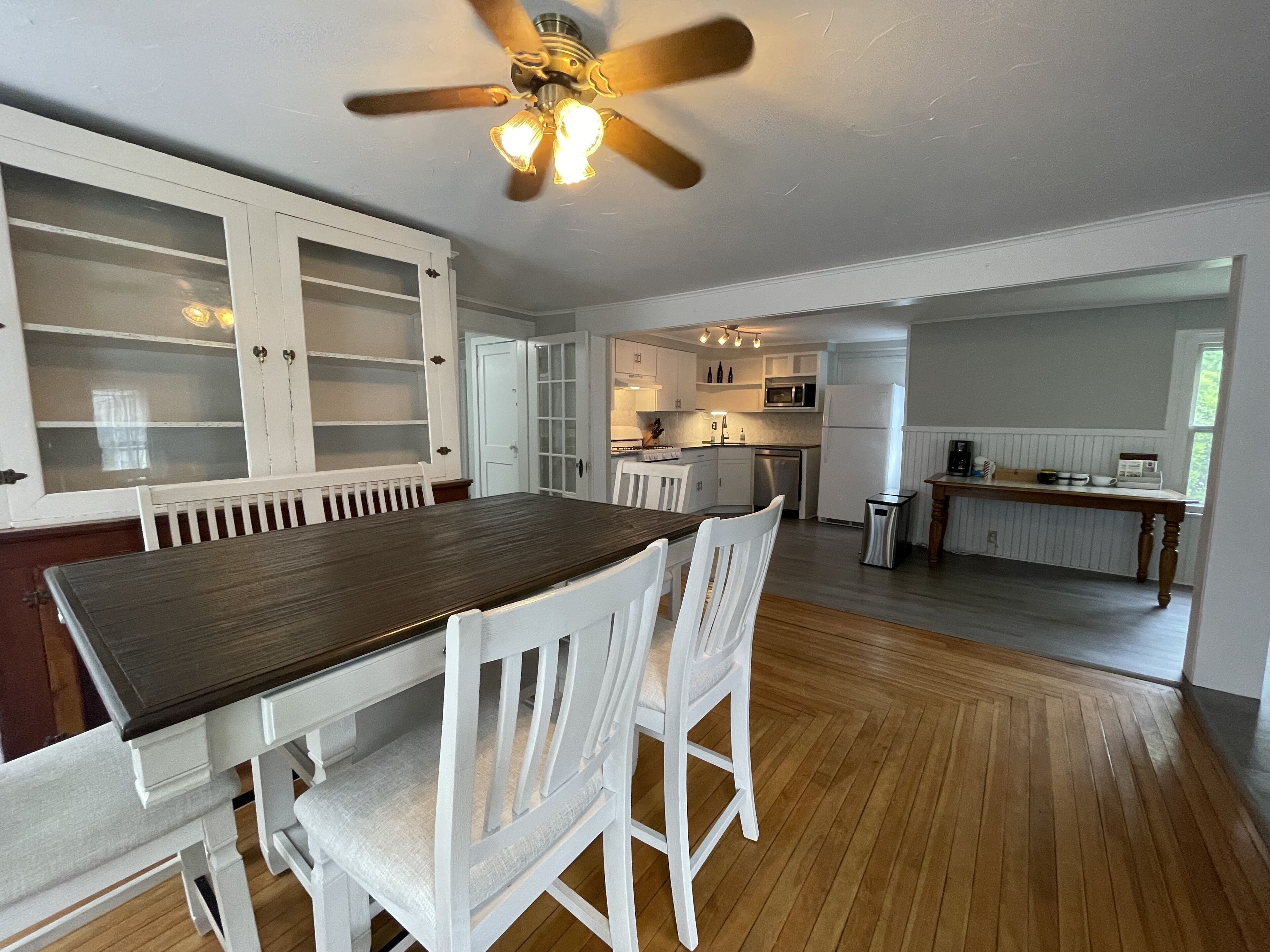 Cheerful 6 BRM Home - Walk 5 Blocks to Downtown!
