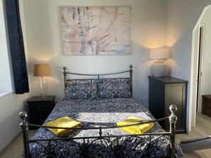 4 slaapkamers, een strijkplank/strijkijzer, reisbedje, gratis wifi