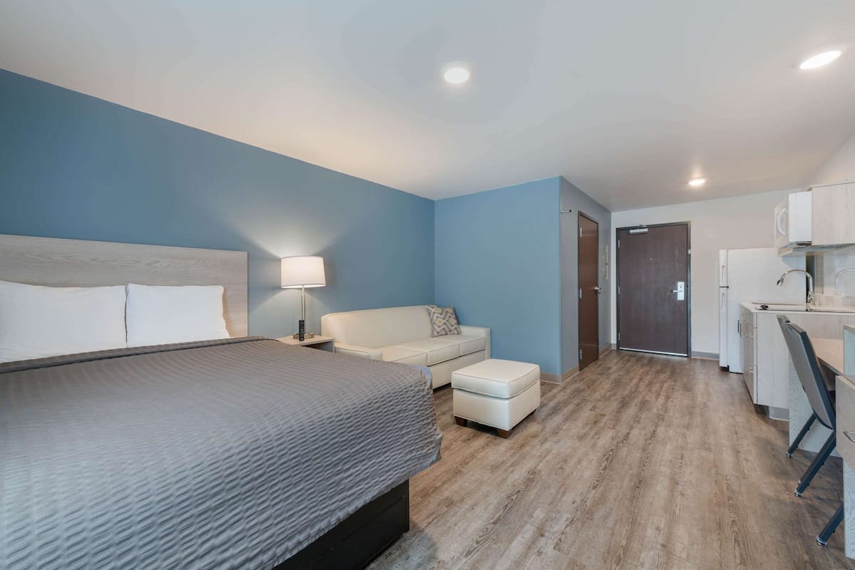 Queen Suite with Sofa Accessible | Desk, laptop workspace, blackout drapes, free WiFi