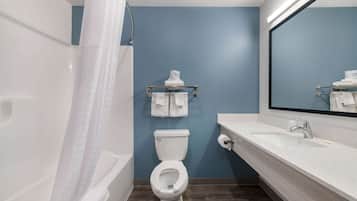 Combined shower/tub, towels