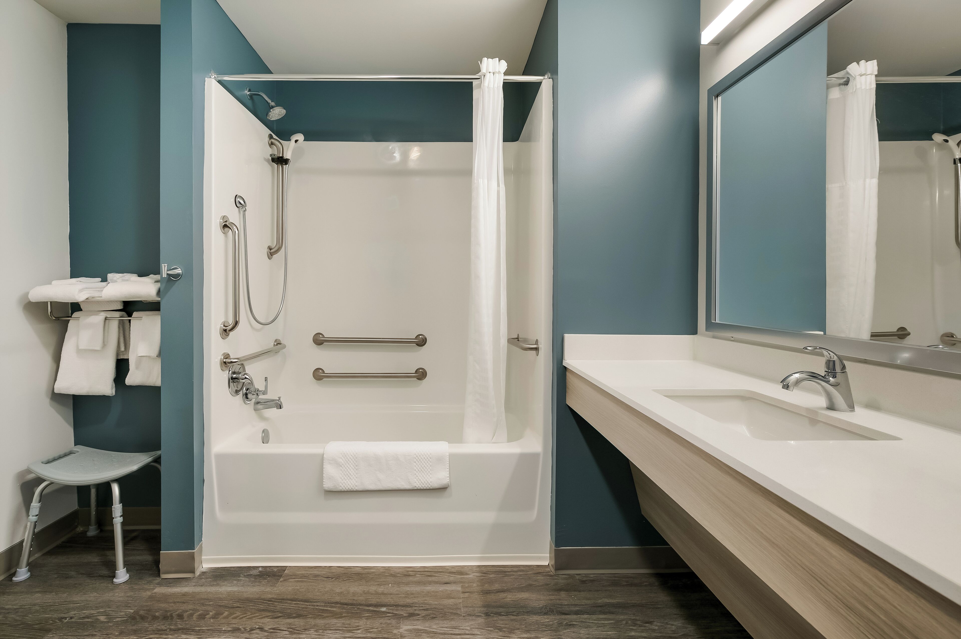 Combined shower/tub, towels
