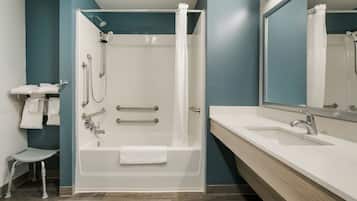 Combined shower/tub, towels