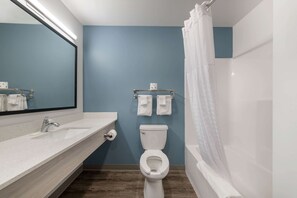 Combined shower/tub, towels