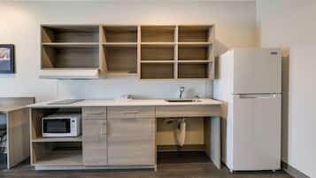 Full-sized fridge, microwave, stovetop, freezer