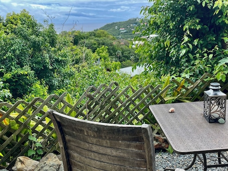 Outdoor dining. Cozy Island Studio-5 Mins to Cruz Bay & Beaches