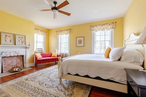 4 bedrooms, desk, iron/ironing board, free WiFi
