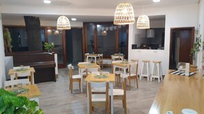 بوفيه فطور مجانًا يوميًا