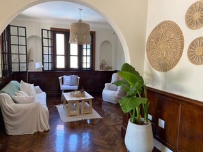 Lobby sitting area - Rio Tigre Hotel (Tigre)