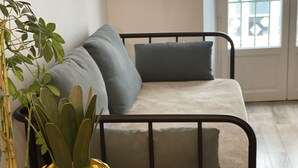 Une pièce comprenant un lit, une table en bois et un bol décoratif jaune.