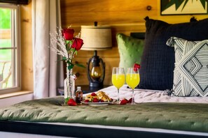 1 slaapkamer, een strijkplank/strijkijzer, gratis wifi, beddengoed