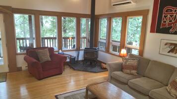 Chalet rustique classique, salle de bain privée, vue sur l’océan (The Cabin on Waterfront) | Intérieur