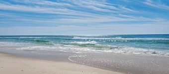 PRIVATE BEACH/POOL ACCESS-Cozy Getaway-One minute to the Beach!! 2bikes