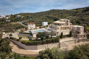 House, Smoking - Charming Retro Studio With Shared Pool and View RU (Malevizi)