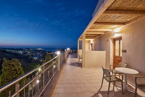 House, Smoking - Charming Retro Studio With Shared Pool and View RU (Malevizi)