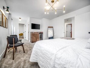 5 chambres, fer et planche à repasser, lit de bébé portatif