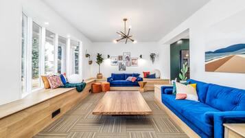 Téléviseur connecté, foyer, table de baby-foot