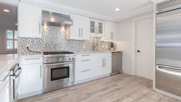 Fridge, oven, stovetop, dishwasher