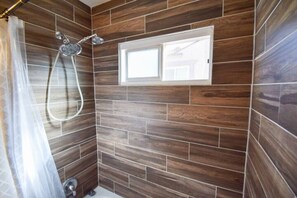 Ensemble douche/baignoire, sèche-cheveux, serviettes fournies, savon