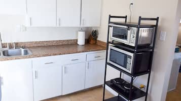 Køleskab, mikrobølgeovn, brødrister, køkkentøj/tallerkener/redskaber