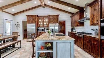 Refrigerador, lavavajillas, utensilios de cocina