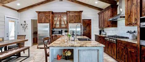 Frigorífic, rentaplats i utensilis de cuina, vaixella i coberteria