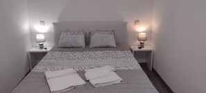 1 habitación, tabla de planchar con plancha y cuna de viaje