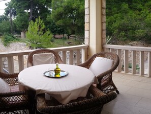 Outdoor dining - Apartments Villa Magdalena - Superior One Bedroom Apartment(A1) (Sutivan)
