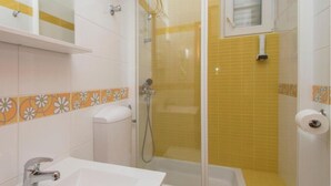 Ein Badezimmer mit Waschbecken, Toilette und Duschkabine.