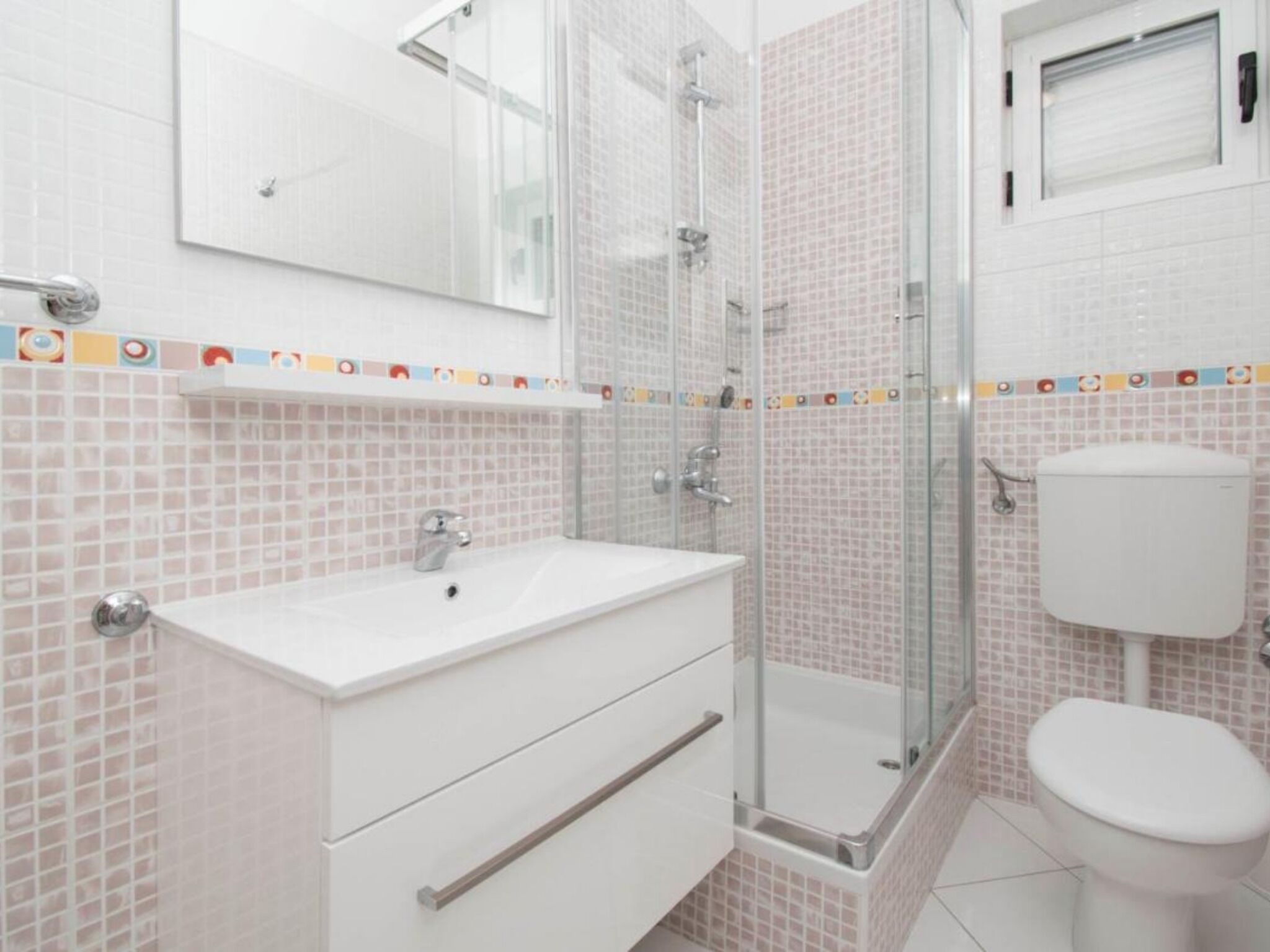 Articles de toilette gratuits, sèche-cheveux, serviettes fournies