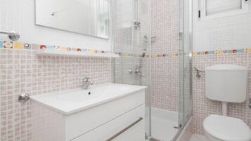 Articles de toilette gratuits, sèche-cheveux, serviettes fournies