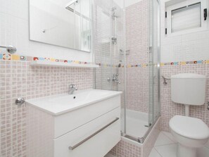 Free toiletries, hair dryer, towels - Apartments Antonio - Studio with Balcony (2+1) - 5 (Tucepi)
