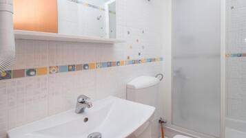 Sèche-cheveux, serviettes fournies