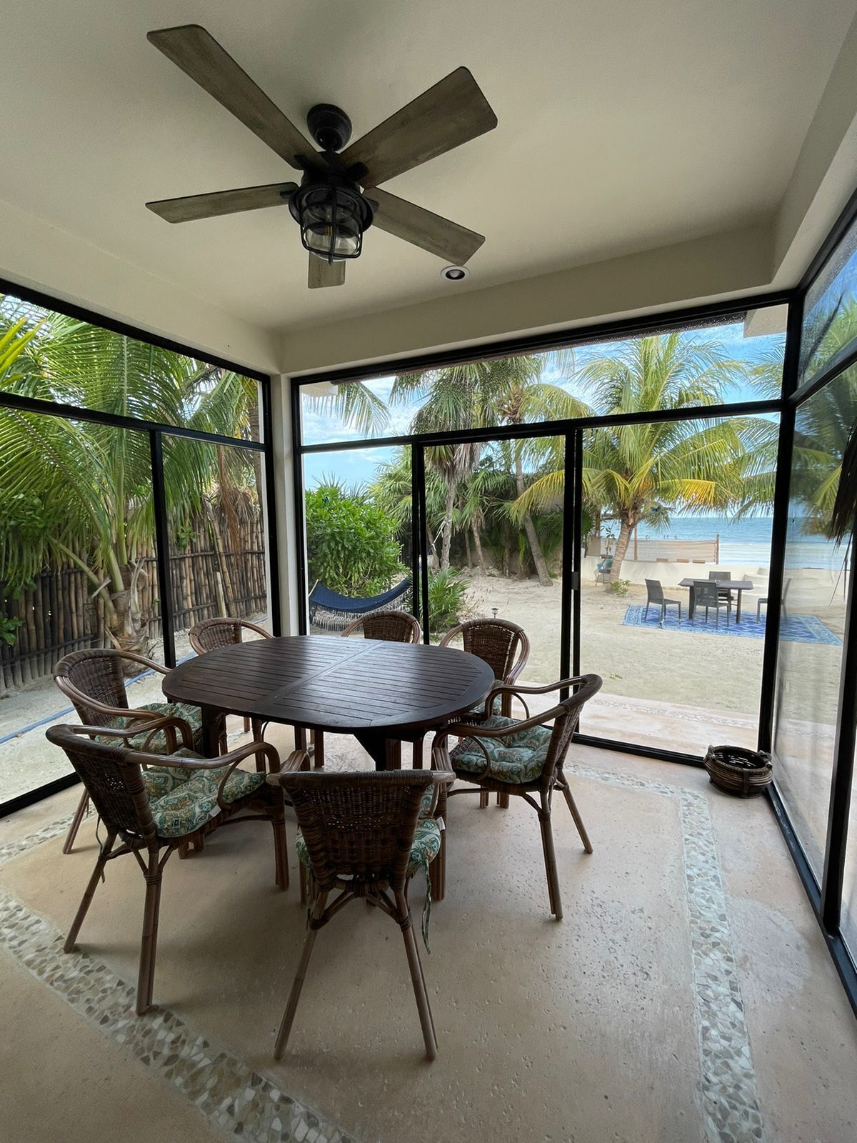 Deluxe House | Dining room