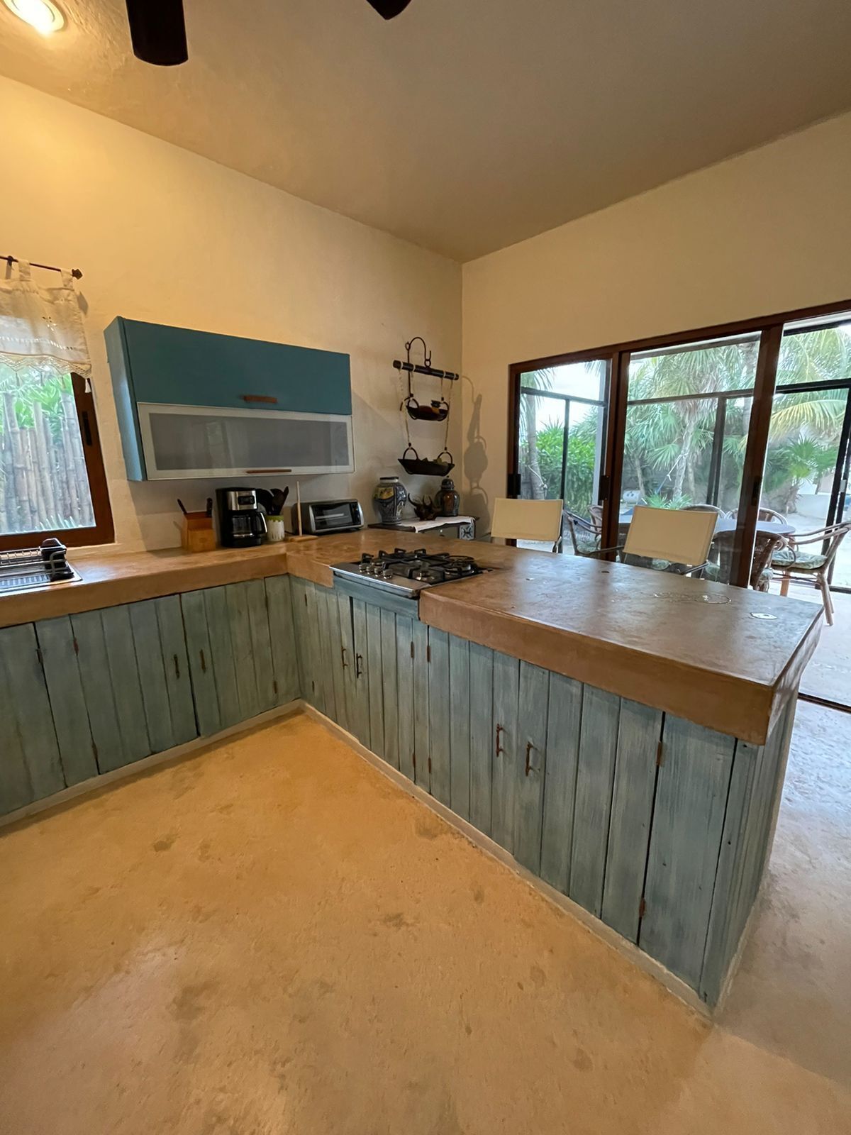 Casa Deluxe | Cocina privada | Refrigerador, licuadora y comedor 