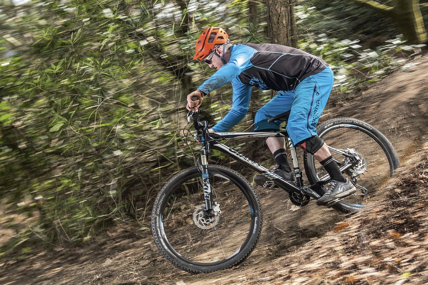 Un ciclista de montaña en un sendero.