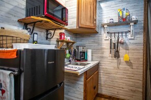 Kühlschrank, Mikrowelle, Wasserkocher mit Kaffee-/Teezubehör