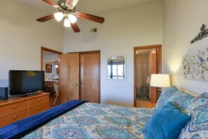 2 bedrooms, iron/ironing board, travel crib, WiFi - Divine 9 Condo -Fishing Lake & Hiking Trails! (Reeds Spring)