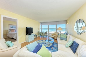 콘도, 퀸사이즈침대 2개, 전용 수영장 | 거실 | TV